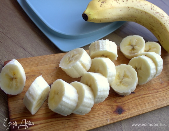 Банан очистить, нарезать.