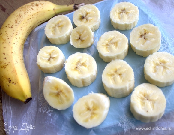 Поместить ровным слоем на плоскую поверхность. Я застелила пакетом во избежание прилипания. Заморозить на пару часов.