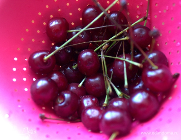 А пока подготовить любую яркую ягоду — с ней мороженое будет наряднее. У меня в холодильнике оказалась садовая вишня.