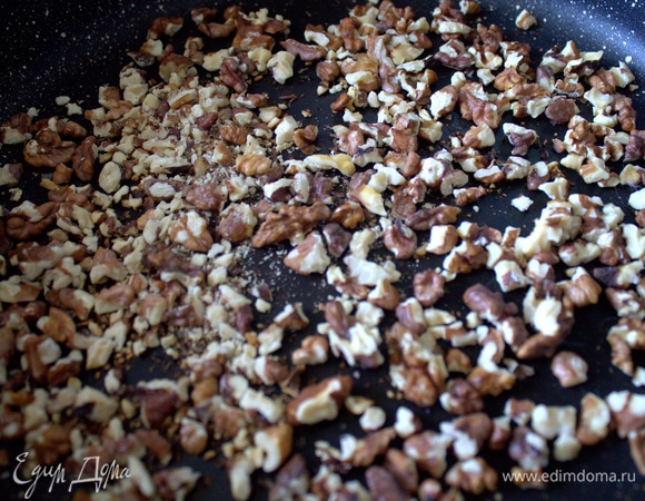 Также прокалить на сухой сковороде орехи.