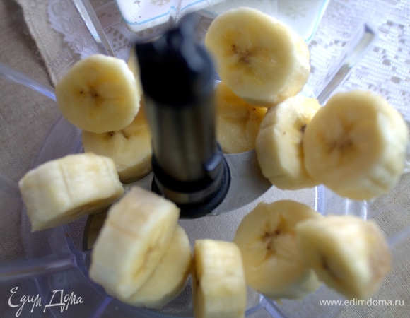 Замороженные банановые кусочки достаем.