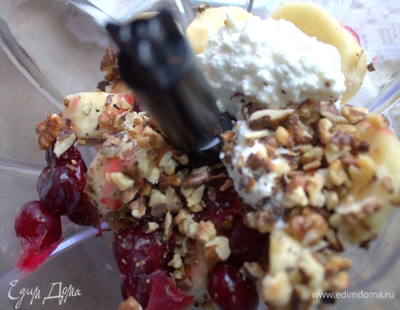 Добавить пару ложек кефира, молока или ряженки. Я добавила творог со сметаной от завтрака.