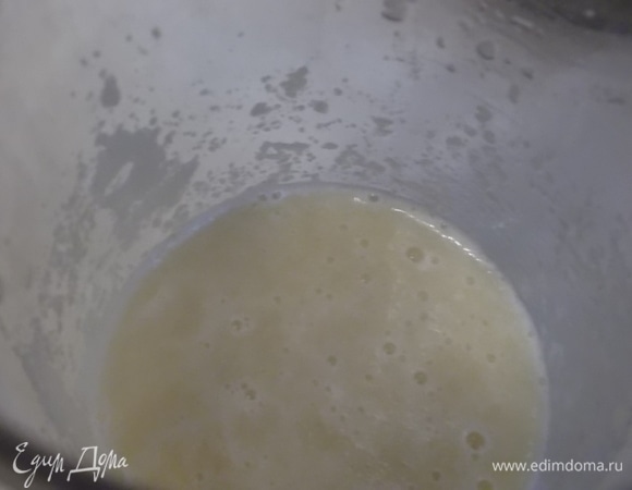 Погружным блендером смешать яблоко с соком.