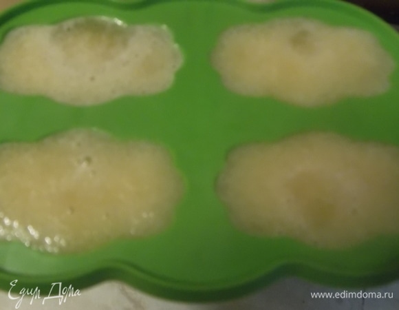 Залить смесь в формы.