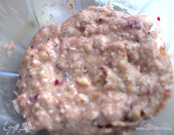 Если масса по густоте вас не устраивает, помещаем емкость снова в морозилку на несколько минут.