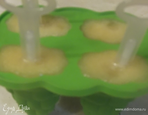 Убрать в морозилку минут на 30. Когда смесь слегка прихватится, вставить палочки для мороженого.