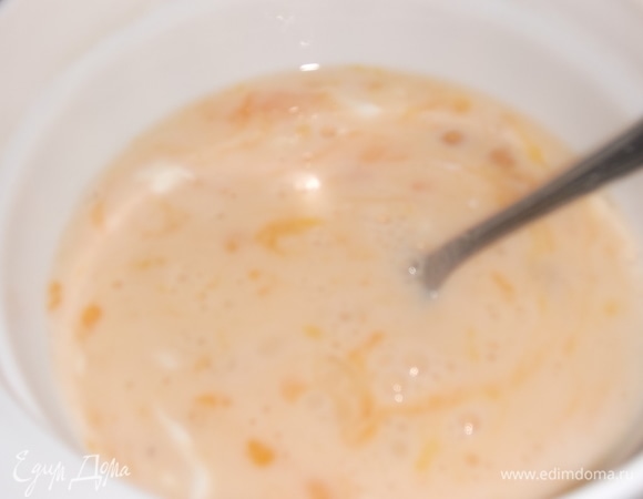 Яйца смешать с молоком. Посолить.