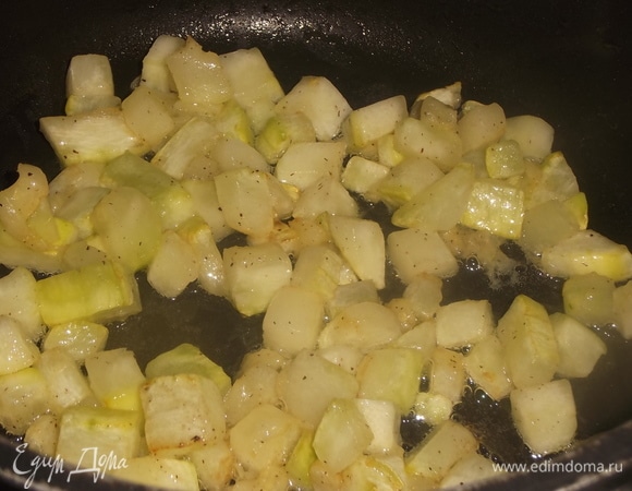 Кабачки почистить, нарезать и обжарить на растительном масле до золотистого цвета. Посолить, поперчить.