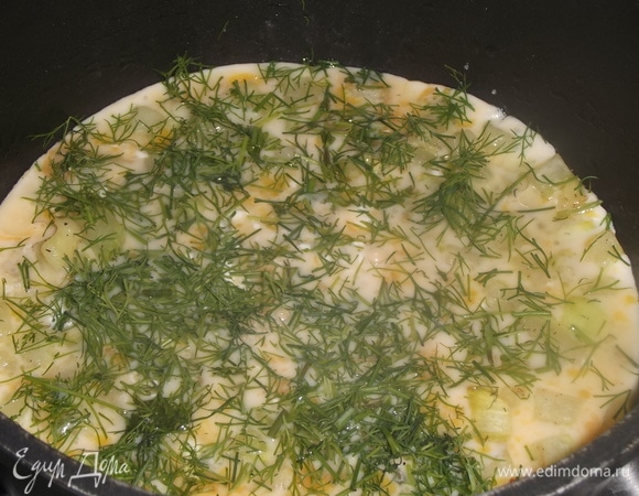 Залить яичной смесью. Посыпать укропом.