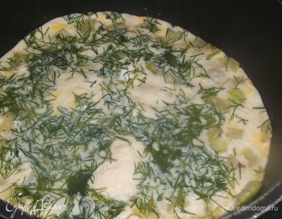 Накрыть крышкой и на среднем огне довести до готовности.