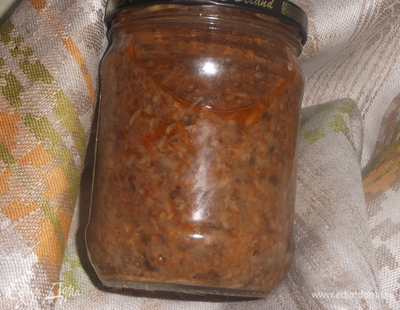 На 2 кг отварных грибов — аджика грузинская (1–2 ст. л.). Грибы отварить в подсоленной воде. Слить через дуршлаг и прокрутить через мясорубку. Томатный соус смешать с аджикой, добавить соль, перец по вкусу. Все соединить с прокрученными грибами, перемешать и добавить растительное масло.