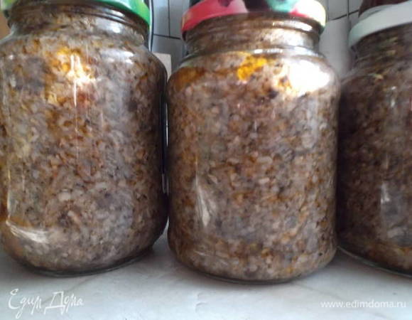 Поставить вариться на медленном огне 1 час после закипания. За 10–15 минут до окончания варки добавить чеснок, пропущенный через пресс. Если вы собираетесь заготовить впрок, то при варке добавьте 50 мл 9% уксуса. Разложите грибы по банкам горячими и закатайте. Удачных заготовок!