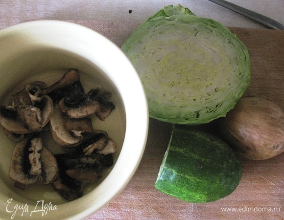 Нарезаем грибы, заливаем кипятком.