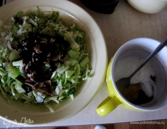 Измельчаем все ингредиенты. Капусту тонко нашинковать, пластинками накрошить огурцы и лук. Смешать заправку из кетчупа, острой горчицы и сметаны, добавить специи.