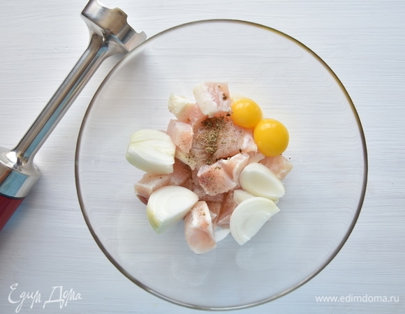 Зубатку ТМ «Капитан Вкусов» предварительно освободить от костей. В чашу сложить нарезанное рыбное филе, лук, яичные желтки и измельчить все с помощью погружного блендера.