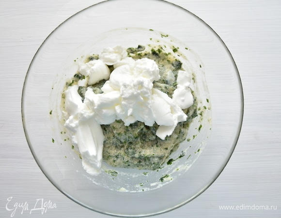 Отдельно взбить яичные белки и вмешать их в фарш.