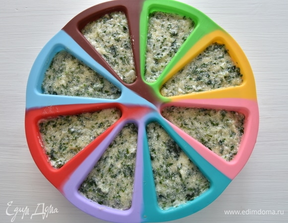 Разложить рыбную массу по формочкам и отправить в разогретую духовку выпекаться при температуре 180°C 30 минут. При желании за 5 минут до готовности суфле можно посыпать натертым сыром.