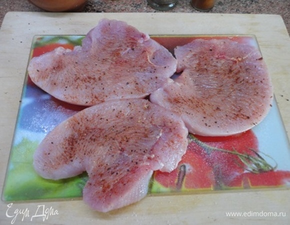 Филе индейки (лучше, если оно будет цельным куском, — так будет сочнее, но у меня оно сразу было нарезано на стейки) натереть солью, молотым перцем и паприкой со всех сторон.