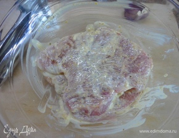 Этого количества маринада как раз хватает, чтобы смазать три стейка. Накрыть и отправить на 2 часа в холодильник.