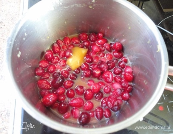 Пока индейка маринуется, нужно приготовить клюквенный соус. С апельсина при помощи обычной терки снять цедру и отжать сок. Клюкву поместить в небольшую кастрюльку. Добавить к клюкве выжатый сок апельсина и 1 ч. л. меда. Поставить на небольшой огонь. Варить около 5 минут.