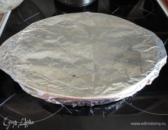 Замариновавшееся филе индейки выложить в емкость для запекания, смазанную маслом. Закрыть крышкой или фольгой и отправить в духовку. Запекать при 180°C С 50 минут. Затем снять фольгу и продолжить запекать еще 10 минут.