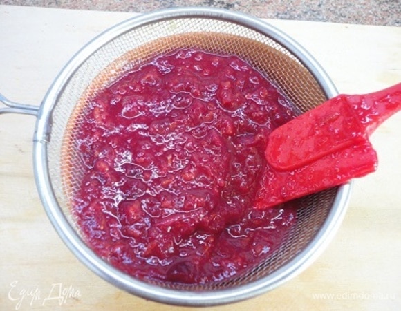 Остывшую клюкву измельчить блендером и протереть через ситечко (можно и не протирать).