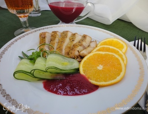 Подавать индейку с соусом и сезонной зеленью.