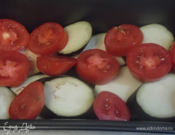 Баклажан вымыть. Нарезать. Замочить в соленой воде на 30 минут. Выложить в форму. Помидор нарезать, выложить на баклажан. Посолить.