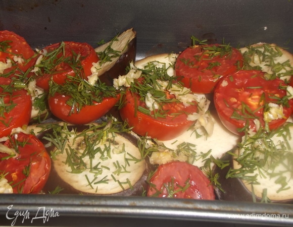 Духовку включить на 200°C. Поставить форму с овощами запекаться на 30 минут, затем посыпать чесноком и укропом.