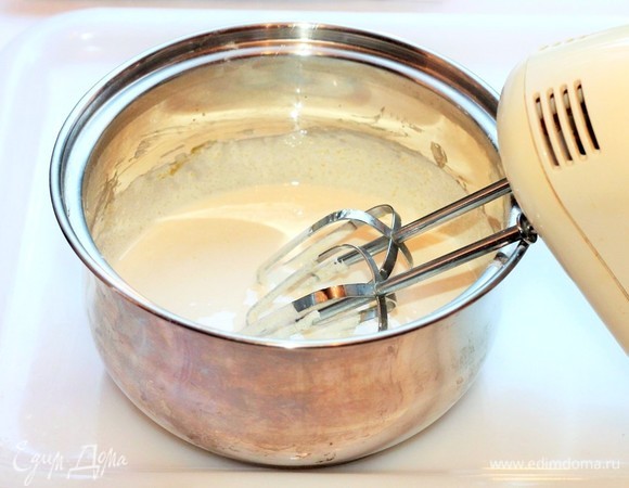 Стакан = 250 мл. Желтки смешать с сахаром и крахмалом. Затем взбить миксером до белого цвета и растворения сахара.