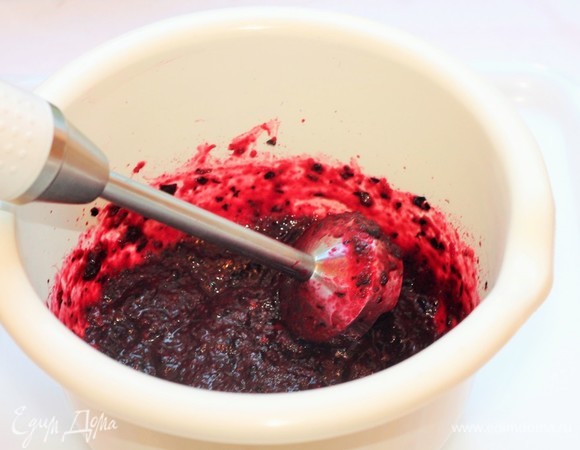 Приготовим основу для мороженого. У яблока удаляем семечки, очищаем от шкурки и нарезаем дольками. Перебираем, моем и откидываем на сито ягоды, чтобы стекла вода. Замороженной черной смородине даем просто оттаять. Яблоко со смородиной измельчаем блендером.