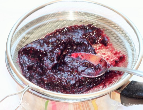 Фруктовую смесь перетираем через мелкое сито.