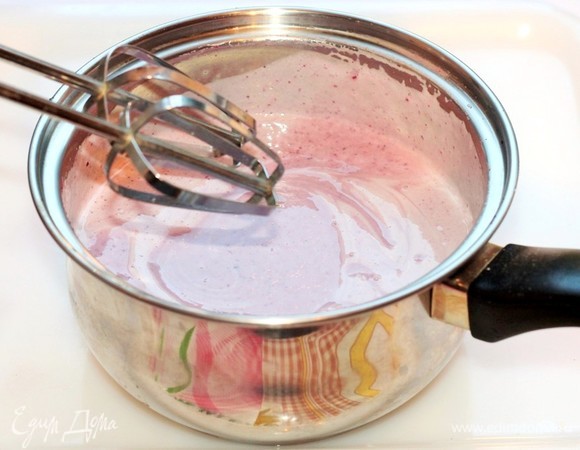 Затем смешиваем остывшую сливочную смесь с фруктовым пюре и взбиваем миксером до однородности. Перекладываем десерт в подходящую для заморозки посуду с крышкой и ставим в морозилку. Желательно каждые 30 минут доставать и перемешивать мороженое, чтобы в нем не было кристалликов льда. И так от 4 до 5 раз. Спустя 4 часа замораживания перемешивать массу не надо.