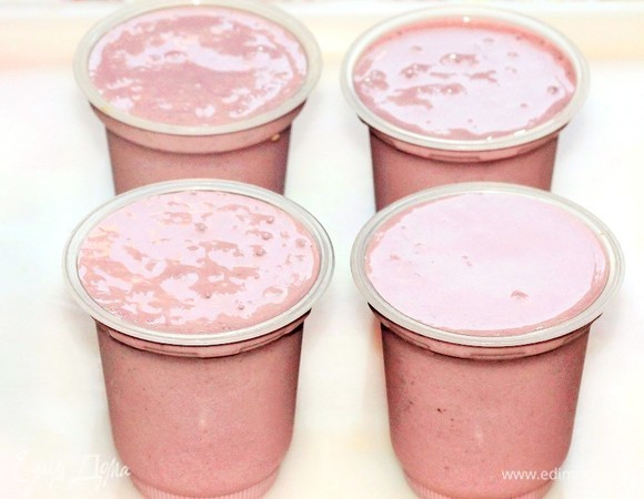 Раскладываем пюре в стаканчики и оставляем охлаждаться еще на пару часов.