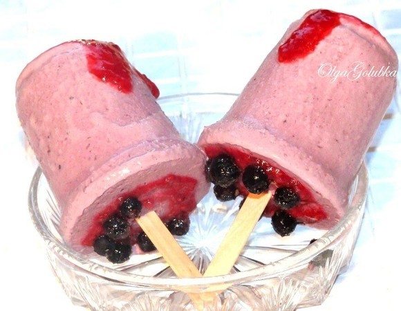 За 20 минут до подачи мороженое нужно достать из морозилки, переставить в холодильник и дать немного отойти. Мороженое можно полить охлажденным ягодным сиропом и украсить ягодой.