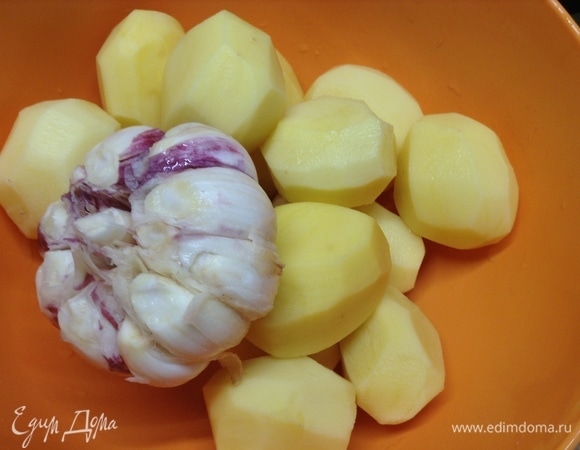 Картофель и чеснок (три головки чистим до зубчиков, одну оставим, как на плов).