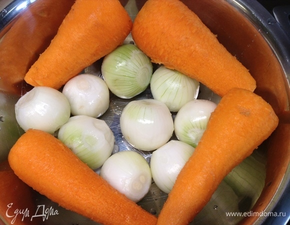 Лук и морковь приготовили.