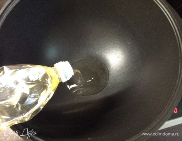 Казан ставим на огонь максимальный (так и будем почти всю готовку на сильном огне держать), наливаем растительное масло без запаха (400–500 грамм). Не волнуйтесь за жирность, потом удалим его перед тушением, да и использовать потом можно для жарки разок.