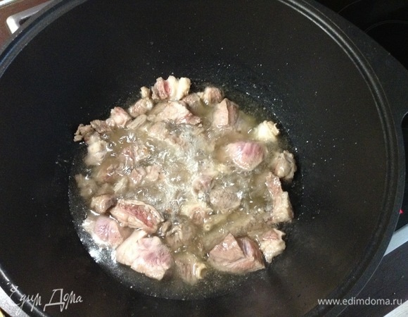 И обжариваем сперва говядину (с косточками, если попались).