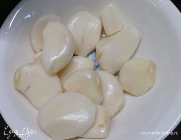 Тем временем чистим 3 головки чеснока до зубчиков для обжарки.
