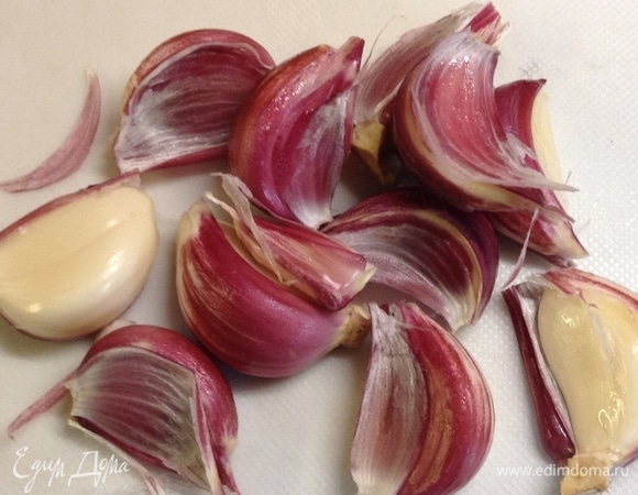 Можно, к слову, и в шкурке оставлять зубчики — ароматнее еще, да и потом их печеными доставать из шелухи — удовольствие)