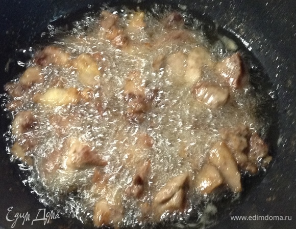 Говядина пожарилась, цвет золотистый. Достаем ее шумовкой осторожно, кладем в миску и — под крышку, пусть отдыхает и ждет.