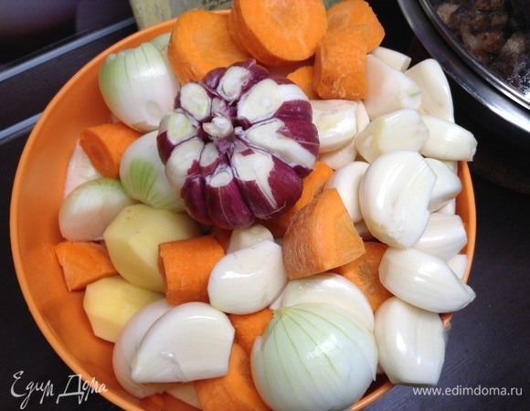 Тем временем картошка, лук, чеснок и морковь готовы и ждут своей очереди.