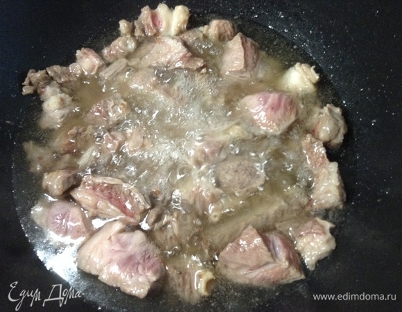 Обжарим и свинку до золотистой корочки и также ее в миску к говядине под крышку отдыхать.