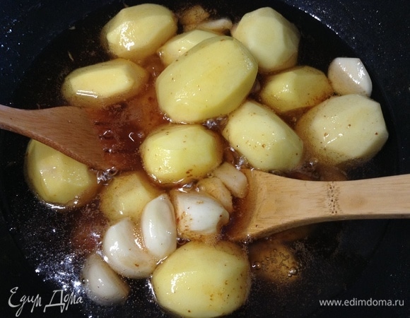 Следом загружаем картофель с зубчиками чеснока.