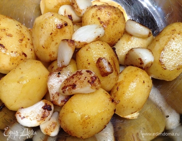 Как обжарили, тоже достаем и в отдельную миску под крышку кладем.