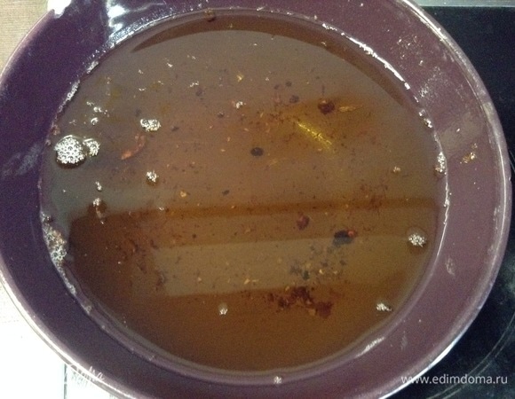 Как обжарили лук и морковь, достали их в третью миску, масло поварешкой вычерпали полностью. К слову, как остынет, в бутылку его под пробку — на таком ароматном масле картошку жарить потом в сковородке чугунной — непередаваемо.