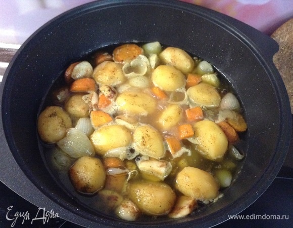 Складываем слоями все в казан: лук и морковь на дно, потом — мясо, в середину его ставим головку чеснока и сверху все закладываем картофелем с зубчиками чеснока. Залили водой кипящей так, чтобы картофель почти скрыт был.