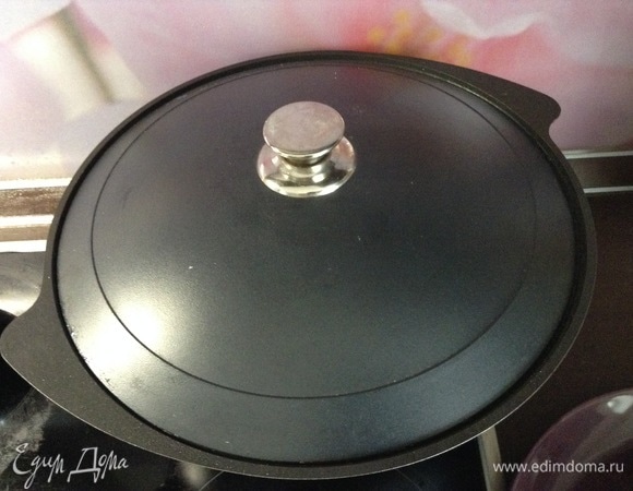 Как закипело, огонь уменьшили наполовину, крышкой казан прикрыли, и пусть так минут 40 тушится.