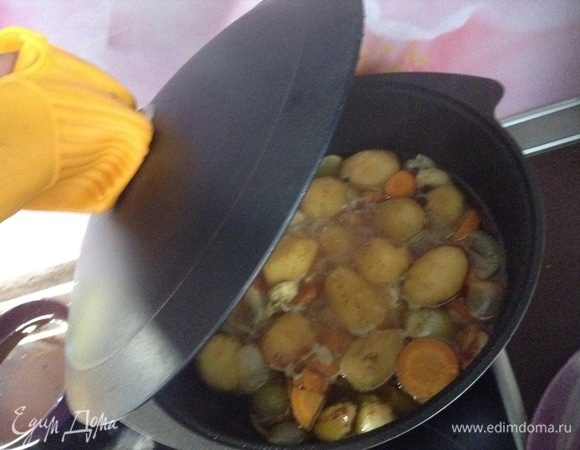 Минут через 40–50 крышку приоткрыли, ароматы вдохнули, слова заветные сказали. Крышку на место, огонь выключили, пусть стоит, настаивается, отдыхает. Полчасика. Если сил хватит терпеть) Ну и свистать всех наверх. Склянки бьют «Обед» или «Ужин».